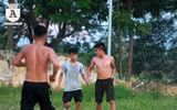[ẢNH] Thanh niên ở quê cởi trần đá bóng phủi mùa World Cup